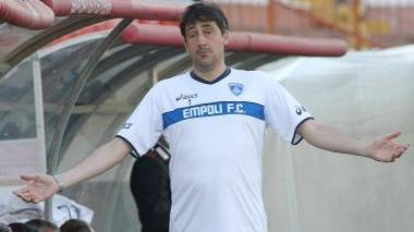 Il tecnico degli azzurri Alfredo Aglietti aspetta (a braccia aperte) i rinforzi in arrivo dal mercato