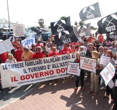 <b>BALNEARI.</b> Una protesta dei concessionari A destra: Vincenzo Lardinelli 