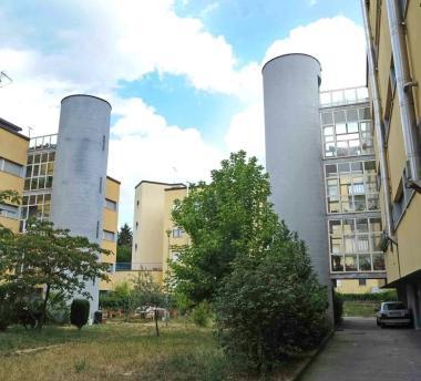 A sinistra Sabrina Sergio Gori Sopra il quartiere dei Ronchi e, a lato, la sede dellex farmacia Giancotti, ormai chiusa     