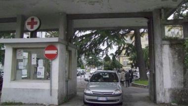 Un dentista al lavoro e (a sinistra) lingresso dellospedale Santa Chiara di Pisa      