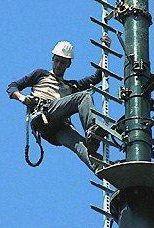 <b>TV.</b> Sopra un tecnico al lavoro; a destra Oreste Giurlani      