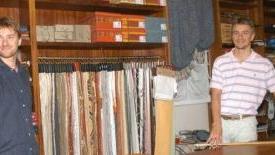 Paolo e Francesco Martinelli in tappezzeria, a destra Sergio Martinelli riceve il premio