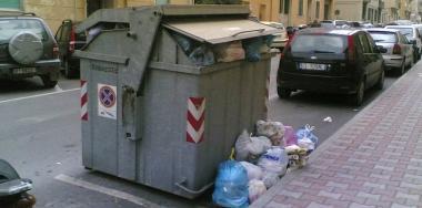 Cassonetti colmi e maleodoranti