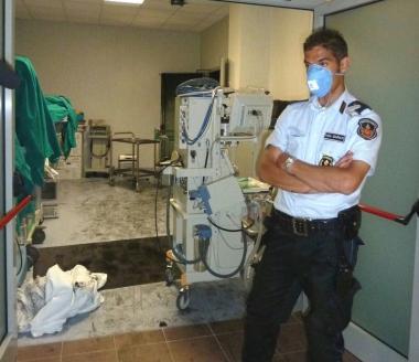Una delle sale danneggiate dalla fuliggine 