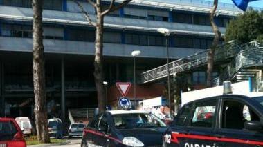 Carabinieri davanti all’ingresso dell’ospedale Versilia