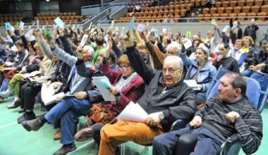 Luigi Bardelli (secondo da destra) durante un’assemblea