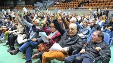 Luigi Bardelli (secondo da destra) durante un’assemblea