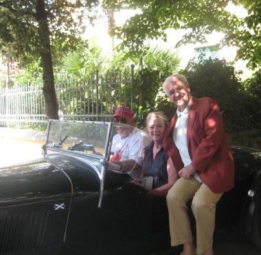Lalbergatore Eugenio Pancioli con due rallysti di auto depoca 