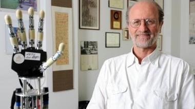 L’ingegner Paolo Dario nel suo laboratorio