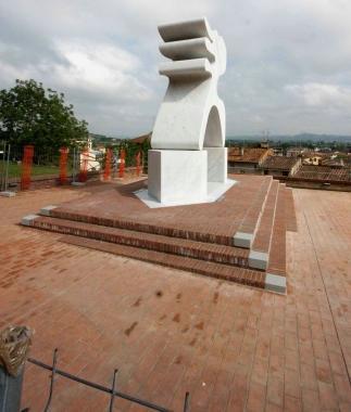 La Statua Eloisa al Parco Corsini dove si svolge il Festival jazz 