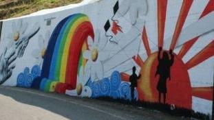 <b>IL MURALES </b>di Vella e (sotto) l’artista