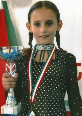 <b>NOVIZI GIOVANI</b> Beatrice Stefani con la coppa e la medaglia dargento conquistate a Bologna 