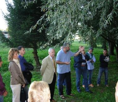 Cittadini di SantAnna riuniti sullarea al centro della inchiesta  