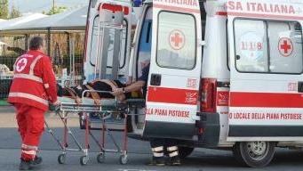 L’ambulanza della Croce Rossa mentre carica a bordo una delle due donne