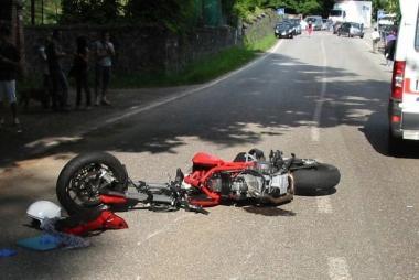 Sorpasso azzardato: urtano un'auto e la moto si spezza