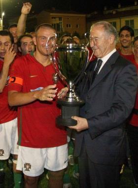 <b>LA COPPA.</b> Il sindaco Lombardi consegna il trofeo a capitan Maganzi 