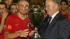 <b>LA COPPA.</b> Il sindaco Lombardi consegna il trofeo a capitan Maganzi
