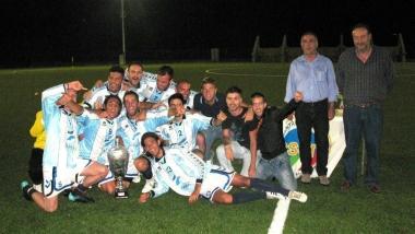 <b>VINCITORI</b> Qui sopra lOttica Valentina A sinistra il Millwall con il presidente regionale Csen Pasquale Vento 
