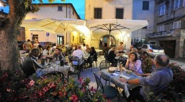 Si cena all’aperto nei locali del borgo