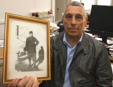 In alto Giorgio Lavorini mostra la foto del padre Armando disperso sul fronte russo nel 1942 A destra Armando Lavorini come appariva in uniforme   
