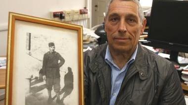 In alto Giorgio Lavorini mostra la foto del padre Armando disperso sul fronte russo nel 1942 A destra Armando Lavorini come appariva in uniforme