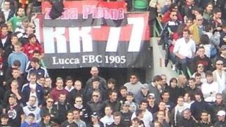 Un’immagine della conferenza stampa di ieri sera (foto: Gazzetta Lucchese) e un momento di tifo rossonero durante la stagione calcistica