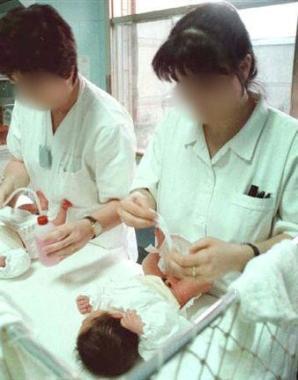 Infermiere al lavoro nella nursery di un ospedale (foto darchivio)         