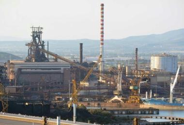 Un’immagine dal mare dello stabilimento Lucchini