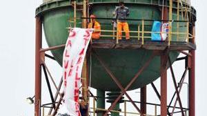 Lucchini, tre operai salgono sul silos per protesta
