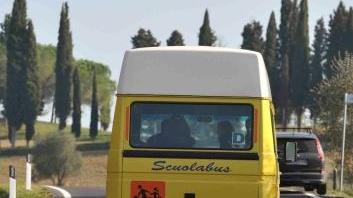 Uno scuolabus mentre effettua il servizio di trasporto scolastico