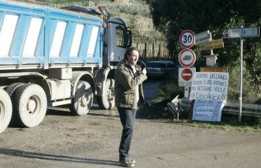 Federico Bellabarba proprietario dellex cava di Monte La Poggia davanti a uno dei suoi camion in via del Limoncino     