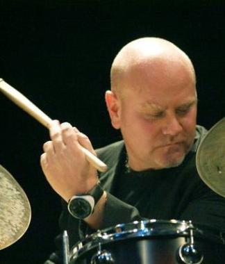 Roberto Gatto alla batteria     