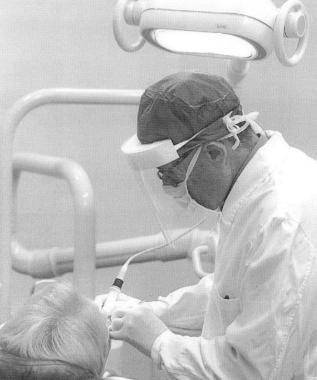 Un dentista al lavoro 