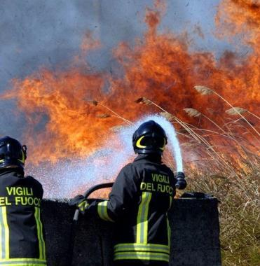 <b>AL LAVORO.</b> Vigili del fuoco impegnati a domare le fiamme   