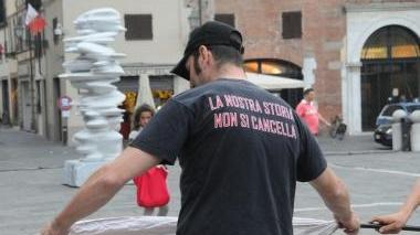 La scritta sulla maglia di un fan della Lucchese
