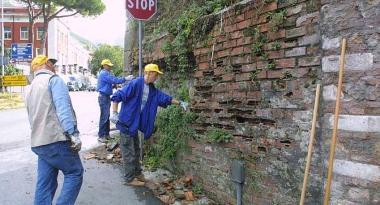 Mura pericolanti in via Lombarda a Grazzano    