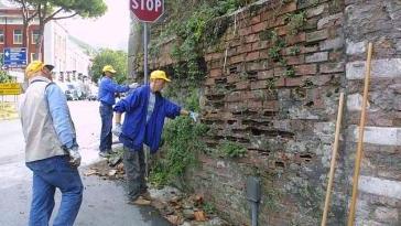 Mura pericolanti in via Lombarda a Grazzano