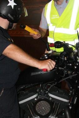 Un motociclista sottoposto a controlli con l’etilometro