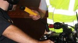 Un motociclista sottoposto a controlli con l’etilometro