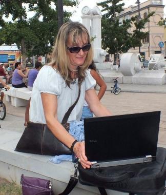 Una signora in piazza Gramsci collegata col suo pc grazie al sistema wi-fi   