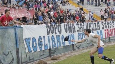 <b>IDOLO</b> Raimondi lancia la maglietta ai tifosi dopo la salvezza