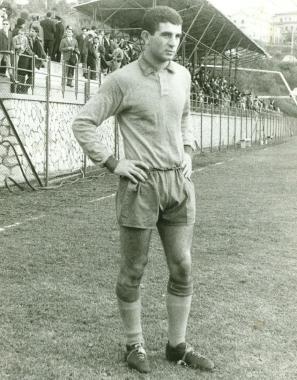 Angelo Costa quando giocava a calcio negli anni&nbsp;60 e (a destra) in una foto scattata di recente 