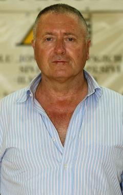 In alto il coach Fulvio Cantini (a sinistra) e Dalila Manetti (a destra) Qui sopra Viola Regini (a sinistra) ed Elena Bini (a sinistra) Tutti saranno al via della prima avventura del basket rosa a Certaldo 