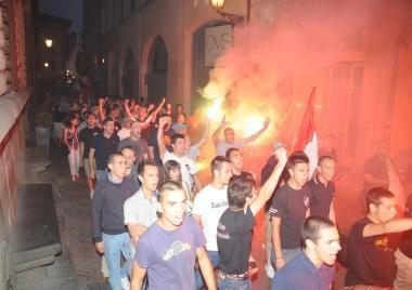 Il corteo dei tifosi rossoneri ieri sera in citt&agrave; (Vip)       