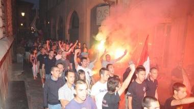 Il corteo dei tifosi rossoneri ieri sera in città (Vip)