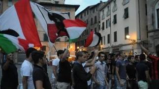 Il gruppo attraversa le vie del centro (Vip)