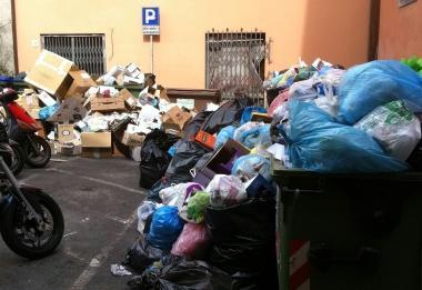 Immondizia in piazzetta delle Erbe e il sindaco 