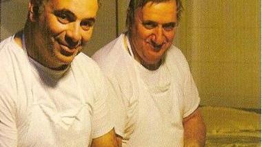 <b>FLAMINI.</b> Fabiano e Gino al lavoro nel loro forno e, a destra, un interno del laboratorio