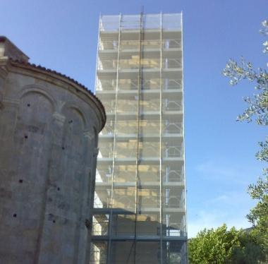Il campanile di San Casciano durante i lavori di messa in sicurezza 