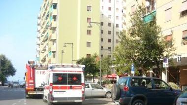 <b>IL SOCCORSO </b>dei vigili del fuoco Il pompiere si cala dal balcone dell’undicesimo piano per raggiungere quello dell’abitazione dove l’anziana è caduta e rimasta intrappolata